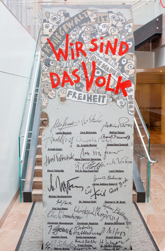 the signature side of the berlin wall