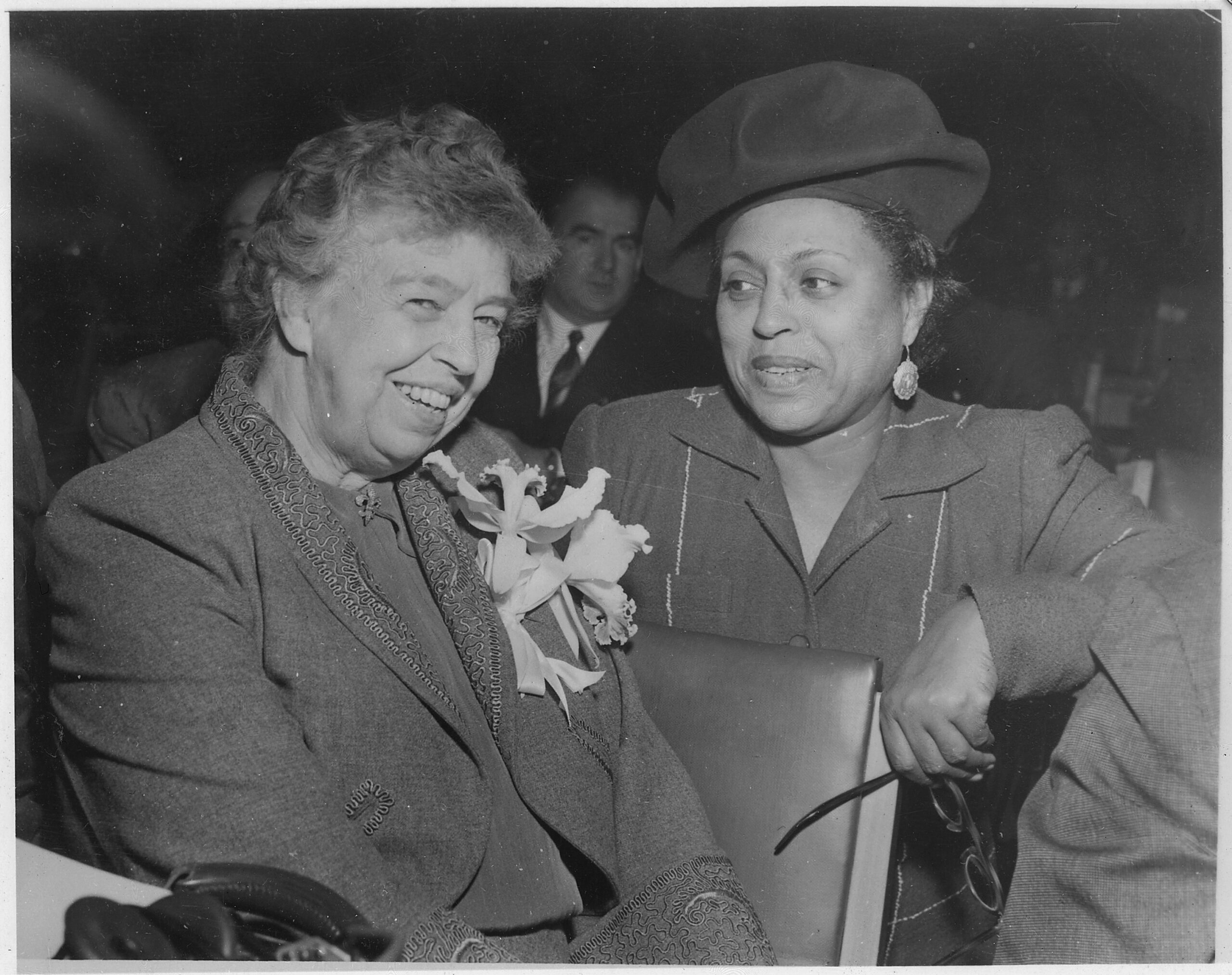 Eleanor Roosevelt sonriendo y hablando con Edith Sampson