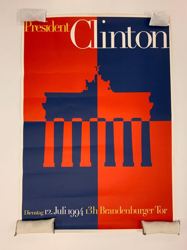 A poster that says President Clinton Dienstag 12 Juli 1994 13h Brandenburger Tor