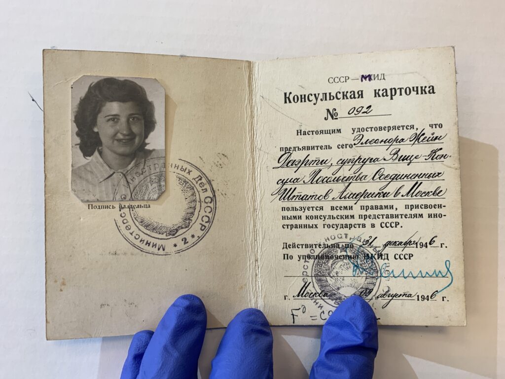 Jane Simmons diplomatic ID in Russian