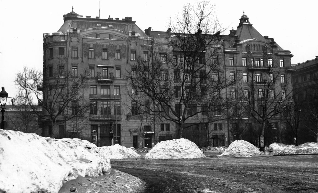 a photo of the embassy building in budapest in the 1940s