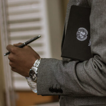 Person holding a UN folio