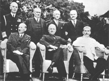 a group of world leaders sitting for a photo at the potsdam conference