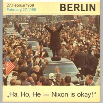 The cover of this booklet depicts U.S. President Nixon’s triumphant 1969 visit to West Berlin.