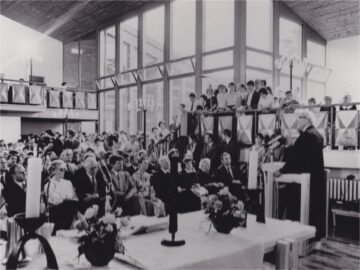 This photo presents the 1981 consecration of an Evangelical church in East Germany.