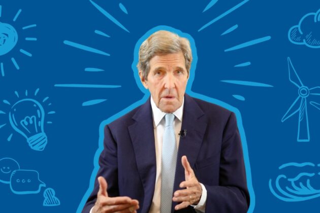 Fotografía del Secretario John Kerry con ilustraciones decorativas azules en el fondo|El Secretario John Kerry junto a una imagen de paneles solares