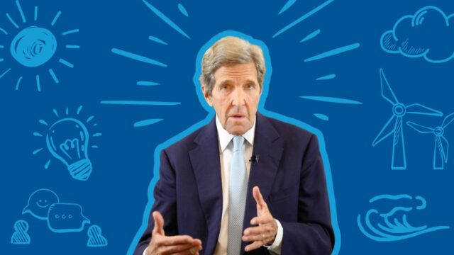 Fotografía del Secretario John Kerry con ilustraciones decorativas azules en el fondo|El Secretario John Kerry junto a una imagen de paneles solares