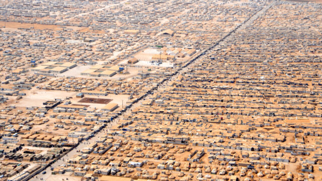 Fotografía aérea de una red de casas y tiendas de campaña.