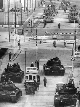 Foto: sowjetische und amerikanische Panzer stehen sich am Checkpoint Charlie gegenüber