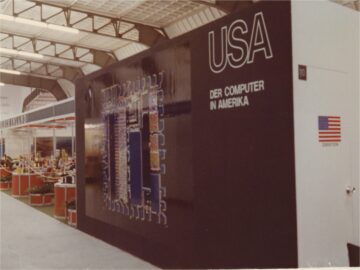 Foto: US-Messestand mit der Aufschrift „Der Computer in Amerika“
