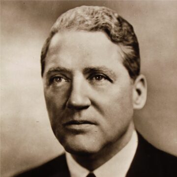 Porträtfoto des 1. US-Botschafters in der DDR, John Sherman Cooper