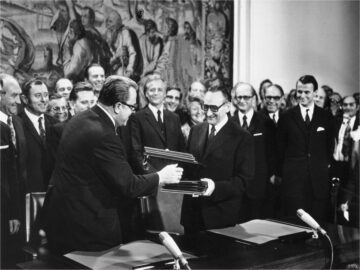 Foto: DDR-Außenminister Michael Kohl und BRD-Außenminister Egon Bahr tauschen Vertragsunterlagen aus