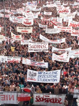 Foto: Luftaufnahme einer Großdemonstration mit zahlreichen Solidarnosc-Bannern in Polen