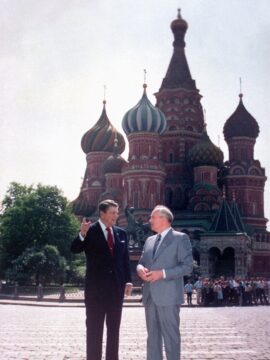 Foto: Ronald Reagan spricht mit Michail Gorbatschow, im Hintergrund die Zwiebeltürme der Basilius-Kathedrale auf dem Roten Platz