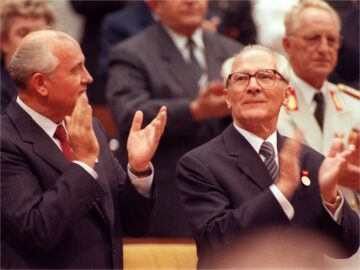 Foto: Michail Gorbatschow und Erich Honecker stehen applaudierend und lächelnd nebeneinander
