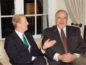 Foto: US-Außenminister James Baker und Bundeskanzler Helmut Kohl sitzen auf einem Sofa