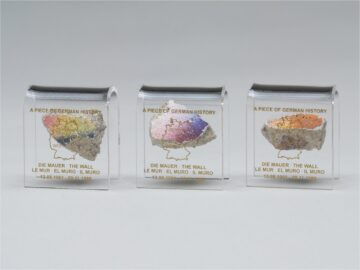 Foto: drei kleine Mauerstücke in Acrylglas