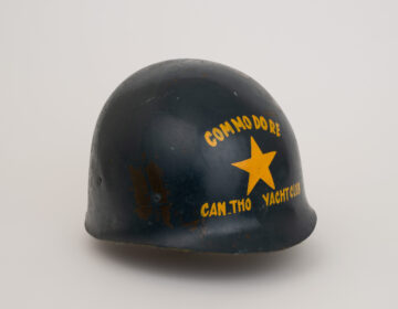a black helmet that says commodore can tho with a yellow star