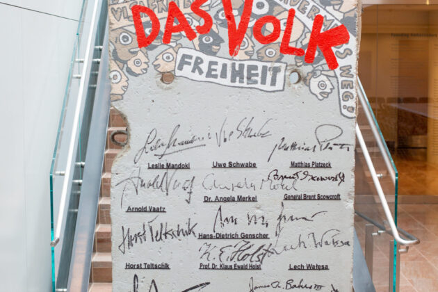 the signature side of the berlin wall