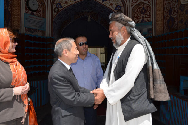 two men shaking hands